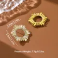 Primo piano dettagliato di orecchini eleganti con zirconi in brillante finitura dorata. - Oro Girasole Stile (80148402)