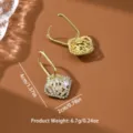 Primo piano di orecchini pendenti geometrici in strass con finitura in metallo dorato. - Oro Rettangolo Nappa Stile (80150602)