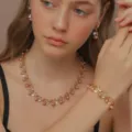 Splendido set di gioielli con collana bracciale e orecchini di perle dal design floreale. - Stile Perla a Vite (9248) / Set / Champagne