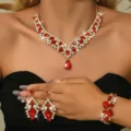 Stupendo set di gioielli retrò europeo con collana orecchini e bracciale in strass rossi. - Retro Rosso Oro Occidentale (84866003) / Set da 3 Pezzi Orecchini Collana Bracciale
