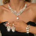 Set gioielli collana orecchini bracciale cristalli dorati per abito da sposa elegante. - Set da 4 Pezzi Vintage Goccia d'Acqua (84866002)