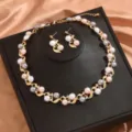 Elegante set di collana e orecchini di perle multicolore con foglie d'oro e dettagli di cristallo. - Stile Pastello (80869210)