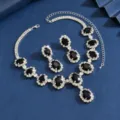 Vista dettagliata di collana e orecchini in cristallo nero, strass scintillanti. - Argento, Nero