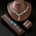 Vista detallada del juego de collar, pulsera y pendientes de diamantes de imitación. - Set de tres piezas / Plata y Azul Lago