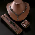 Juego de joyas de flores de diamantes de imitacion negros con collar pulsera y elegantes aretes. - Set de tres piezas / Gris metalizado