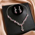 Conjunto de collar y pendientes con flores de estrás, detalle de brillantes cristales rosados. - Juego de 2 piezas / Plata/Rosa