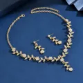 Elegante juego de joyas de novia con collar de hojas y flores de diamantes de imitación. - Juego de 2 piezas / Dorado