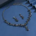 Primer plano detalle de collar y aretes de flores de diamantes de imitación negros vintage. - Juego de 2 piezas / Gris metalizado