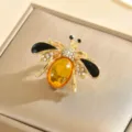 Vista dettagliata spilla ape in strass squisita, spilla smaltata insetto di lusso donna. - Stile Ape Pietra Ambra Ala Nera (9296-5)