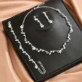 Vista dettagliata del set di gioielli con fiori in strass collana orecchini bracciale. - Set da 3 Pezzi (Collana+Orecchini+Bracciale) / Stile Argento (80860701)