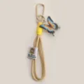 Cordón trenzado de nailon con mosquetón y colgante de mariposa colorido para llaves. - Amarillo