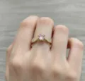 Verstellbarer Goldring mit funkelndem rosa Edelstein und schicken Strassblatt-Akzenten. - Blatt Rosa Strass / Gold