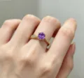 Eleganter vergoldeter Offener Ring mit funkelndem lila Zirkonia und filigranen Steinen. - Blatt Violetter Strass / Gold