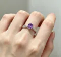 Silberner verstellbarer offener Ring mit violettem runden Edelstein und funkelnden Steinen. - Blatt Violetter Strass / Silber
