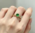 Vergoldeter Ring mit rundem grünen Kristall und glänzenden Steinen, größenverstellbar. - Blatt Grüner Strass / Gold