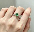 Eleganter verstellbarer offener Silberring mit funkelndem grünen Stein und feinen Zirkonen. - Blatt Grüner Strass / Silber