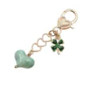 Porte-clés en métal doré avec cœurs ouverts, trèfle vert et charm cœur vert menthe délicat. - Coeur Vert