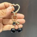 Portachiavi con ciliegia nera e chiusura a cuore, elegante ciondolo dorato per borsa. - Ciliegia Nera
