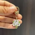 Portachiavi con bouquet di fiori in smalto metallico e chiusura a cuore, ciondolo borsa. - Giglio