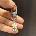 Joli porte-clés pendentif marguerite en alliage coloré goutte d'huile charme de sac pour femme. - Petite Fleur Recto-Verso / Rose