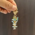 Porte-clés papillon élégant avec fermoir cœur et charmants cristaux pour sacs. - Chaîne de Petites Fleurs Bleues