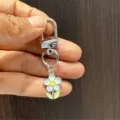 Porte-clés pendentif marguerite minimaliste, charm en émail coloré pour sacs et étuis. - Petite Fleur Recto-Verso / Bleu