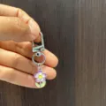 Porte-clés marguerite violette en alliage émail pendentif de sac anneau clé pour femmes - Petite Fleur Recto-Verso / Violet