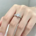 Detailaufnahme eines funkelnden Zirkonia Ringes in Silberoptik am eleganten Finger. - Weißer Strass-Stil / Silber
