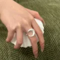 Detailansicht des silbernen matten Halbmondrings, minimalistischer geometrischer Damenring. - Mond-Stil (Mondring) / Silber