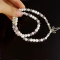 Nahaufnahme des doppelreihigen Perlenkristallarmbands mit süsser Schleife Damenschmuck - Doppelschichtiger Bogenstil / Rosa