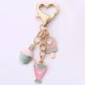 Porte-clés cœur doré avec adorables pendentifs dessert émaillés et crème glacée. - Boisson & Gâteau