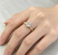 Eleganter goldfarbener Zirkonia Ring an Hand, verstellbarer Retro Ring für Damen. - Weißer Strass-Stil / Gold