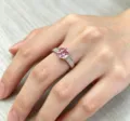 Eleganter Ring mit rosafarbenem Schmuckstein und funkelnden Zirkonia im schönen Design. - Rosa Strass Modell / Silber