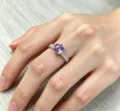 Eleganter silberfarbener Ring mit violettem Edelstein und funkelnden Zirkonia Damen - Violetter Strass Stil / Silber