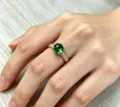 Retro Luxus Ring mit grünem ZirkoniaStein, elegant und edel für Damen Finger Dekoration. - Grüne Strassperlen / Gold