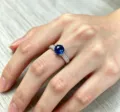 Eleganter silberfarbener Ring mit funkelndem blauen Zirkonia-Stein und kleinen Zirkonia-Steinen. - Blau Strass / Silber