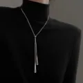 Detailansicht der eleganten minimalistischen silbernen Y-Halskette mit Dreieck Anhänger. - Dreieck Schiebekette / Silber