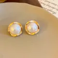 Französische elegante Perlenohrringe mit Wellenrand und Goldfassung für stilvolle Alltag. - Weiße Perlenohrstecker / Weiß