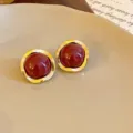 Vintage goldgeränderte dunkelrote Kuppel-Ohrringe, elegante französische Retro-Damen-Schmuck. - Rote Perlenohrstecker / Rot