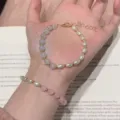 Originelles neu-chinesisches helles Chalcedon Perlen Armband mit Goldkugeln verstellbar. - Hellviolettes Perlenarmband