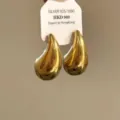 Goldene Tropfen Ohrringe in Detailansicht, minimalistisches glattes Metall Design. - L / Gold