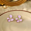 Elegante rosa Blumen Ohrstecker mit Perlen und Goldrand, schöner Sommerschmuck für Frauen. - Cremerose Blumen-Ohrstecker