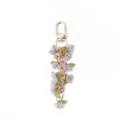 Lila Blumen Metall Schlüsselanhänger Taschenschmuck Variante, mit zarten Blüten und Schmetterling. - Lila Gardenienkette
