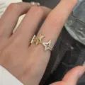 Anillo abierto de estrella dorada elegante con circonitas cúbicas brillantes para mujer. - Anillo de cobre - 1