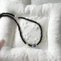 Exquisite schwarze Kristall Perlenkette mit Perle und blauem Stein, filigrane Kette. - Schwarze Kristall Blau Krachperlen