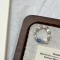 Anillo de perlas estilo coreano con cristal azul y diseño elástico, elegante joya fina. - Anillos de cuentas de madreperla en forma de cubo azul