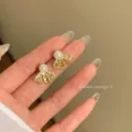 Elegante Perlen Schleifen Ohrringe für Damen, exquisite goldfarbene Mesh Schmuck Details - Gold Spitze Schleife Perle Ohrstecker