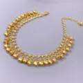 Vista dettaglio della cavigliera con campanelli strass oro, gioielli da spiaggia donna - Oro Antico