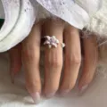 Nahaufnahme Detailansicht des offenen Rings aus Sterlingsilber mit zarter Lilie und Herz. - Lila Lilie Ring
