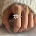 Eleganter offener Lilien Ring aus Silber mit zarter rosa Blume und funkelndem Zirkonia Herz. - Rosa Lilie Ring